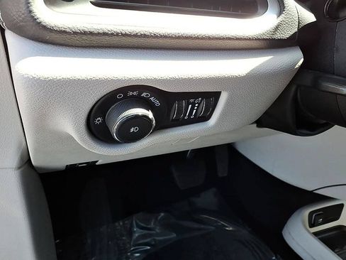 Used 2023 Chrysler Pacifica Touring-L FWD image 15