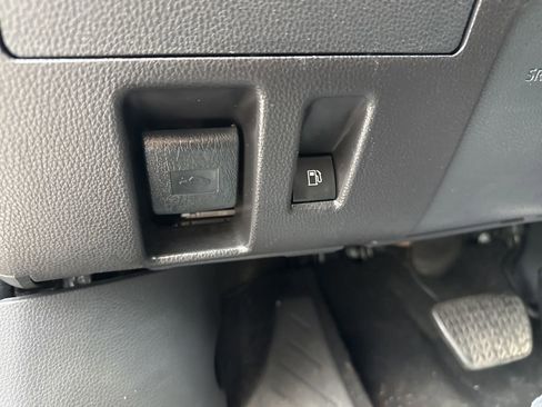 Used 2024 Toyota Highlander LE image 16