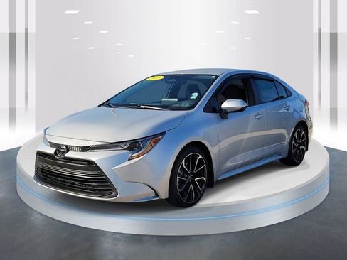 Used 2023 Toyota Corolla LE image 3