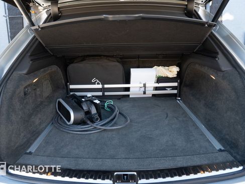 Used 2020 Bentley Bentayga Plug-In Hybrid image 40