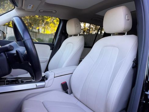 Used 2023 Mercedes-Benz GLB 250 4MATIC w/ Premium Package image 19