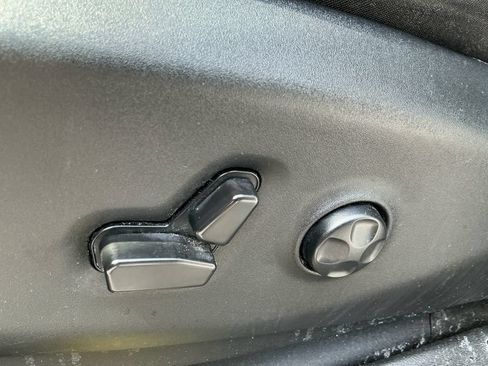 Used 2025 Chrysler Pacifica Limited FWD image 25