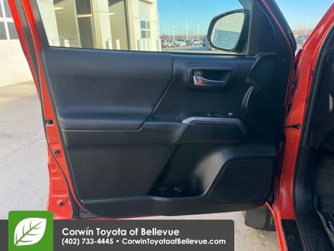 Used 2017 Toyota Tacoma TRD Off-Road image 10