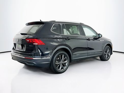 Used 2023 Volkswagen Tiguan SE w/ Panoramic Sunroof Package image 9