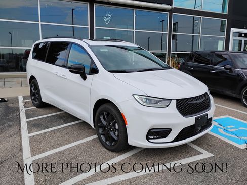 Used 2025 Chrysler Pacifica Limited AWD/4WD image 1