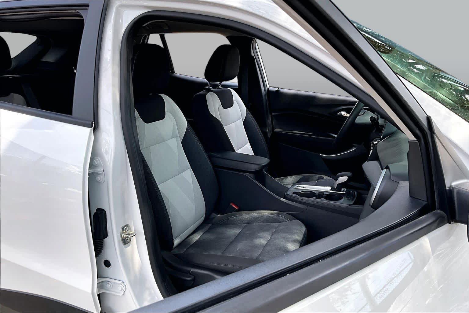 Used 2024 Chevrolet Trax LS w/ LS Convenience Package FWD image 9