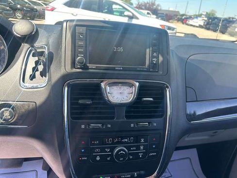 Used 2014 Chrysler Town & Country Touring w/ Driver Convenience Group FWD image 14