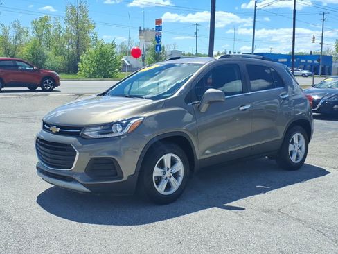 Used 2020 Chevrolet Trax LT w/ LT Convenience Package FWD image 3