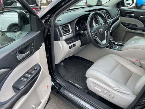 Used 2017 Toyota Highlander Limited AWD/4WD image 9