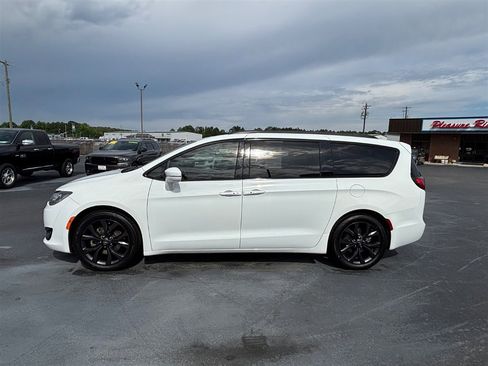 Used 2020 Chrysler Pacifica Limited w/ S Appearance Package FWD image 2