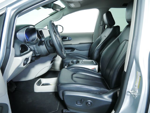 Used 2024 Chrysler Pacifica Touring-L FWD image 19