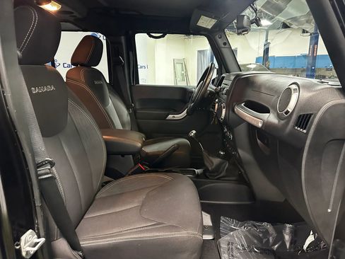 Used 2017 Jeep Wrangler Unlimited Sahara w/ Connectivity Group AWD/4WD image 24