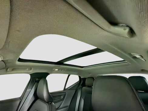 Certified 2024 Volvo XC40 B5 Plus AWD/4WD image 22