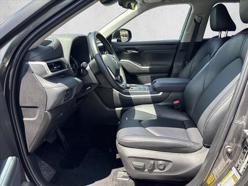 Used 2025 Toyota Highlander XLE AWD/4WD image 10