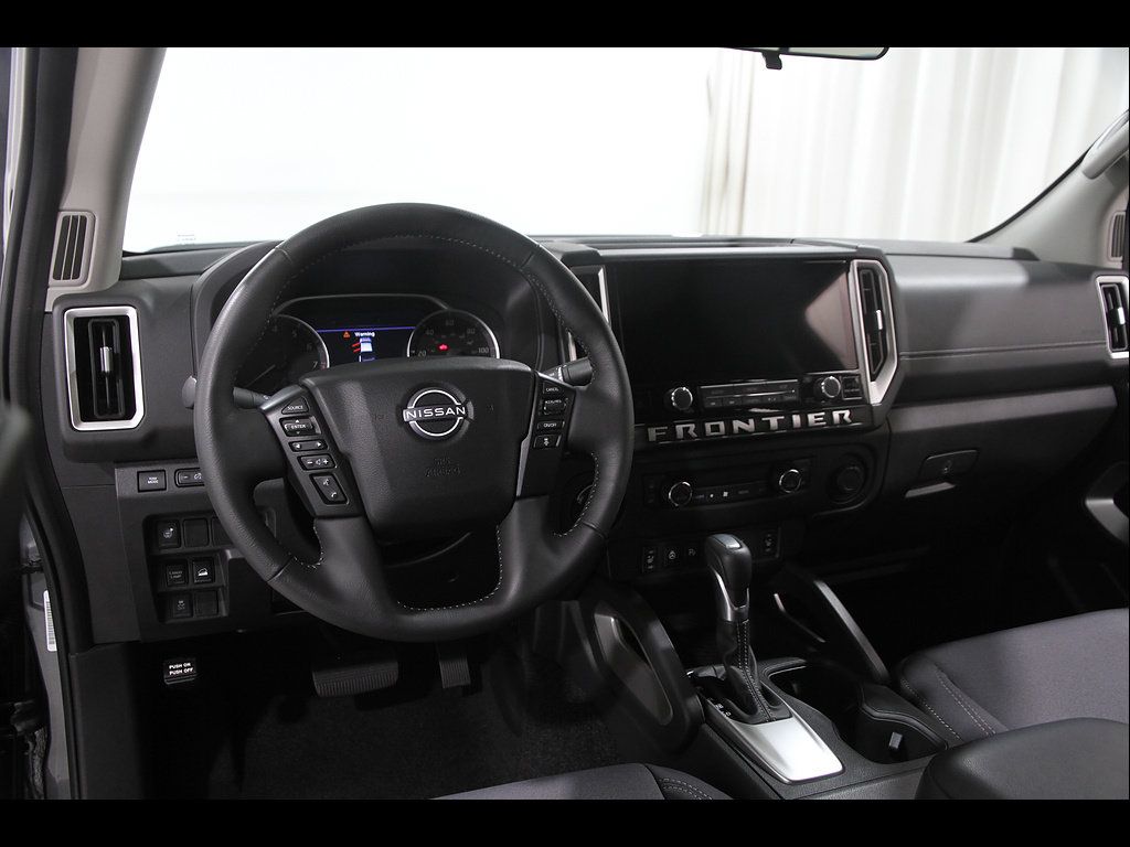 Used 2025 Nissan Frontier SV w/ SV Convenience Package AWD/4WD image 6