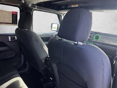 Used 2019 Jeep Wrangler Unlimited Sahara image 21