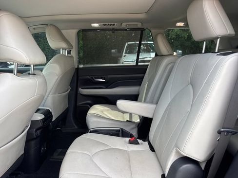 Used 2024 Toyota Grand Highlander FWD image 11