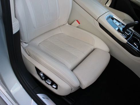 Used 2018 BMW 750i xDrive image 23