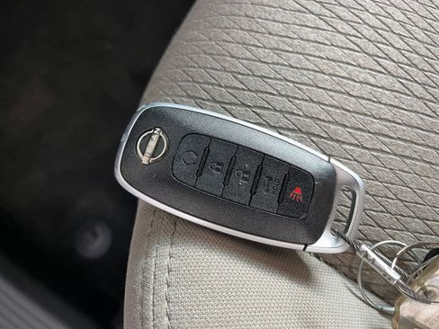 Used 2025 Nissan Rogue SV image 21