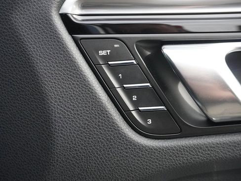 Used 2022 Porsche Macan image 43