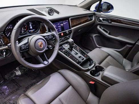 Used 2025 Porsche Macan image 4