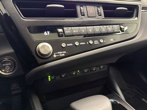 Used 2023 Lexus ES 300h w/ Luxury Package FWD image 32
