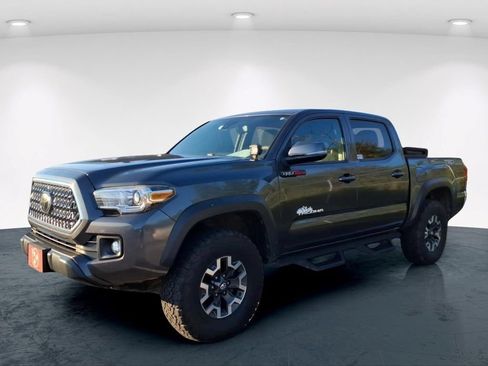 Used 2019 Toyota Tacoma TRD Off-Road AWD/4WD image 4