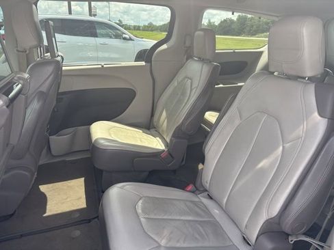 Used 2017 Chrysler Pacifica Touring-L Plus w/ Tire & Wheel Group FWD image 13