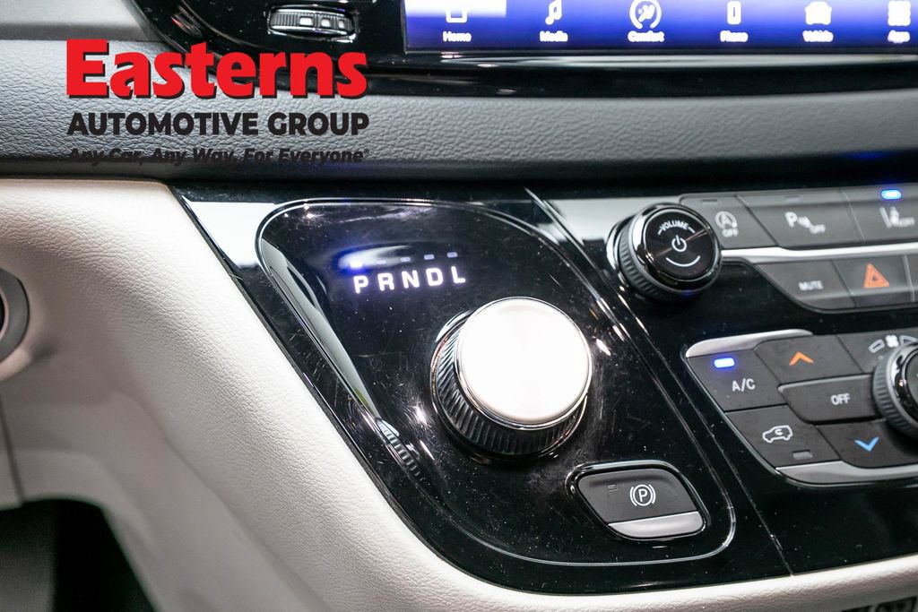 Used 2023 Chrysler Pacifica Touring-L FWD image 14