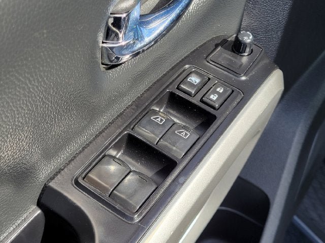 Used 2017 Nissan Titan SV AWD/4WD image 9