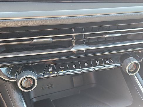 Certified 2025 Chevrolet Traverse LT FWD image 16
