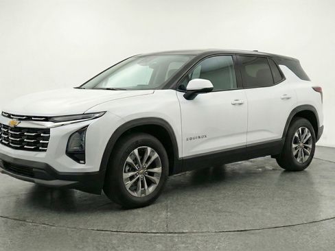 Used 2025 Chevrolet Equinox LT image 3