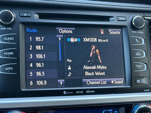 Used 2019 Toyota Highlander XLE w/ Carpet Mat Package (TMS) AWD/4WD image 22