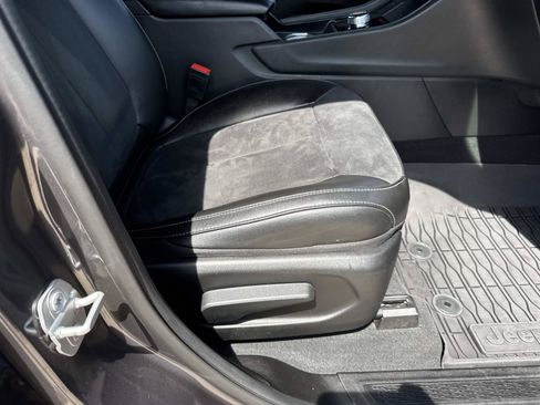 Used 2024 Jeep Grand Cherokee Altitude RWD image 11