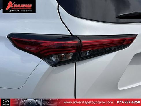Used 2022 Toyota Highlander XSE FWD image 13