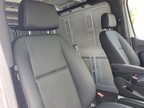 Used 2025 Mercedes-Benz Sprinter 2500 image 10