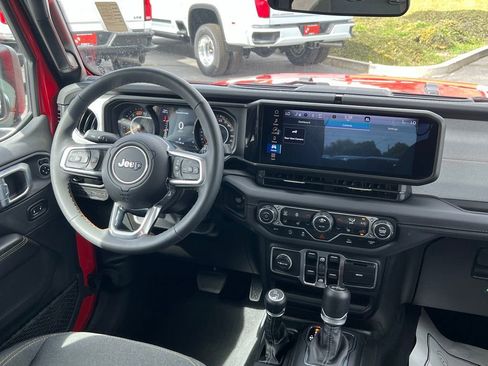 Used 2025 Jeep Wrangler Unlimited Sahara AWD/4WD image 20