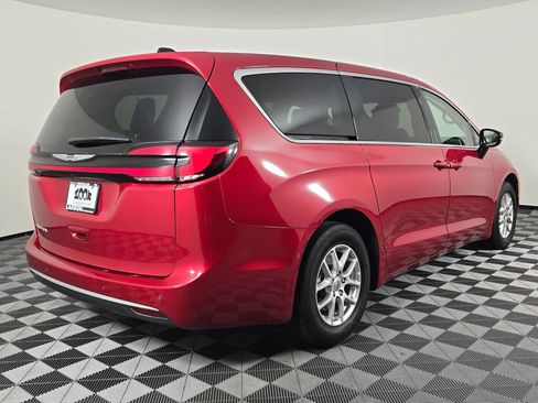 Used 2024 Chrysler Pacifica Touring-L image 4