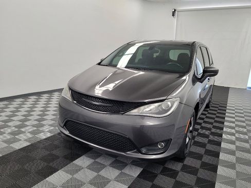 Used 2019 Chrysler Pacifica Touring Plus w/ S Appearance Package FWD image 15