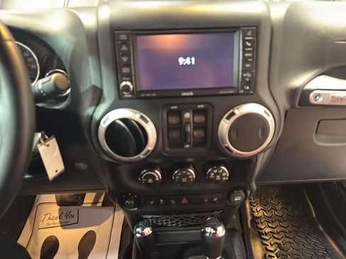 Used 2013 Jeep Wrangler Unlimited Rubicon AWD/4WD image 19