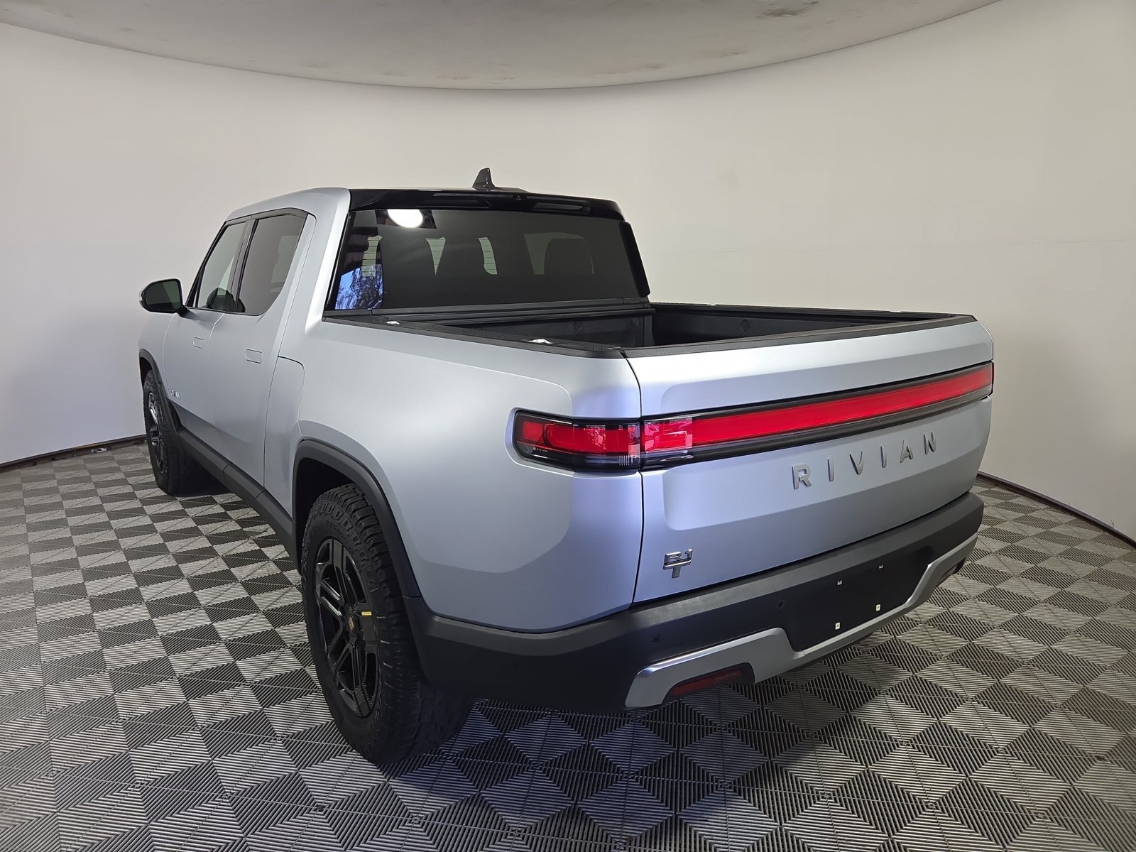 Used 2024 Rivian R1T Adventure Dual AWD/4WD image 3