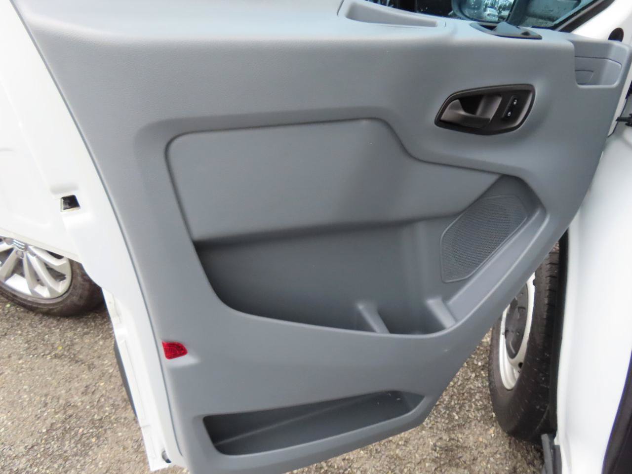 Used 2018 Chevrolet Express 3500 w/ Driver Convenience Package RWD image 15