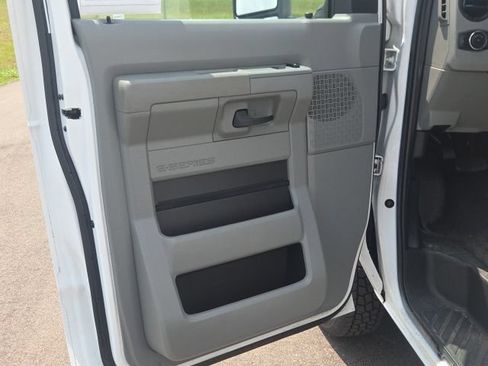 Used 2023 Ford E-450 and Econoline 450 Super Duty RWD image 18