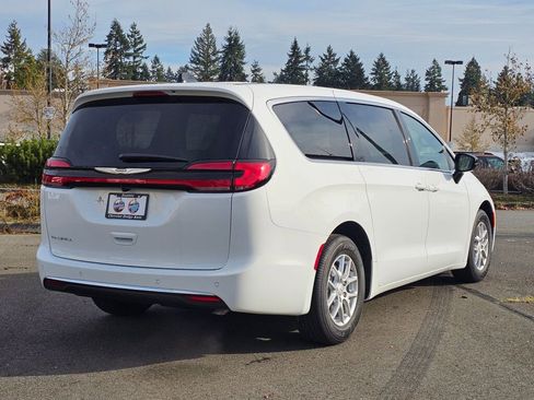 New 2026 Chrysler Pacifica Select image 8