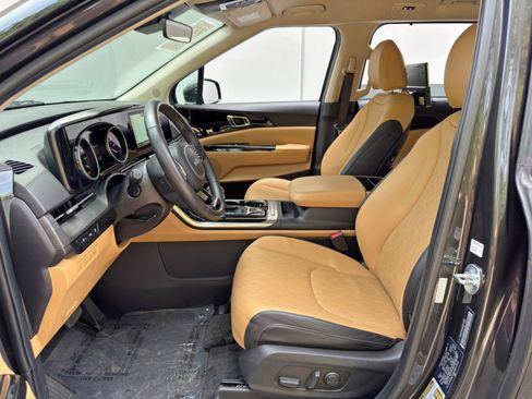 Used 2024 Kia Carnival EX image 15