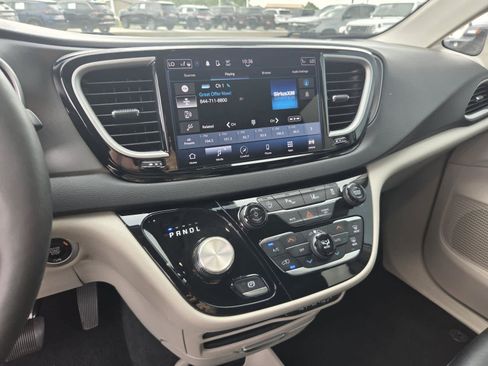Used 2024 Chrysler Pacifica Touring-L FWD image 20