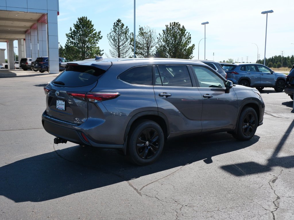 Used 2024 Toyota Highlander XLE AWD/4WD image 5