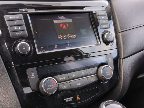 Certified 2018 Nissan Rogue SV image 19