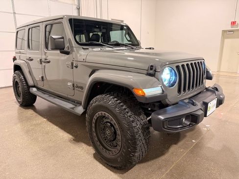 Used 2020 Jeep Wrangler Unlimited Sahara AWD/4WD image 3