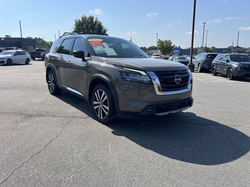 Certified 2023 Nissan Pathfinder Platinum AWD/4WD image 3